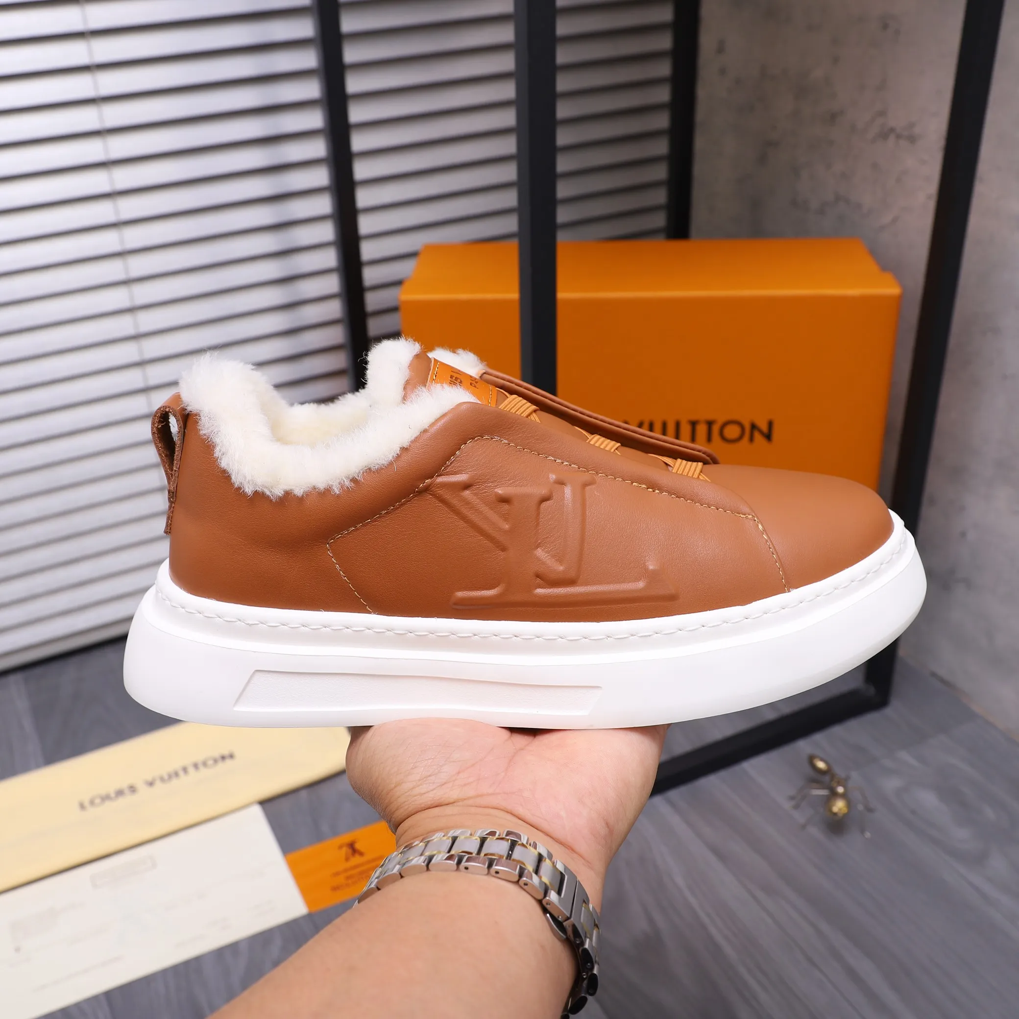 Men's shoes 💰p500 Product trademark: LV "Louis Vuitton Winter warm casual men's shoes Regular size: 38-44 Product materials: Selected high-quality cowhide upper, plush lining, rubber outsole